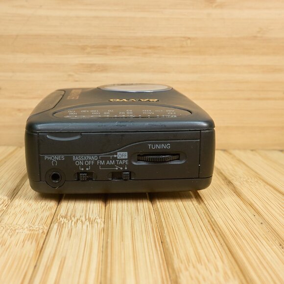 Sanyo MGR-710 AM/FM Portable Cassette Player - Picture 4 of 7